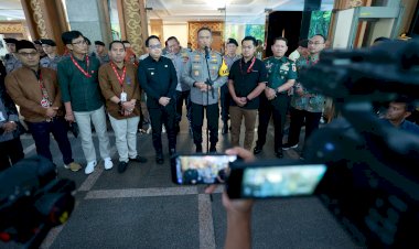 Kapolda-Jatim-Pastikan-Proses-Rekapitulasi-Pemilu-di-KPU-Jatim-Berjalan-Aman-dan-Lancar